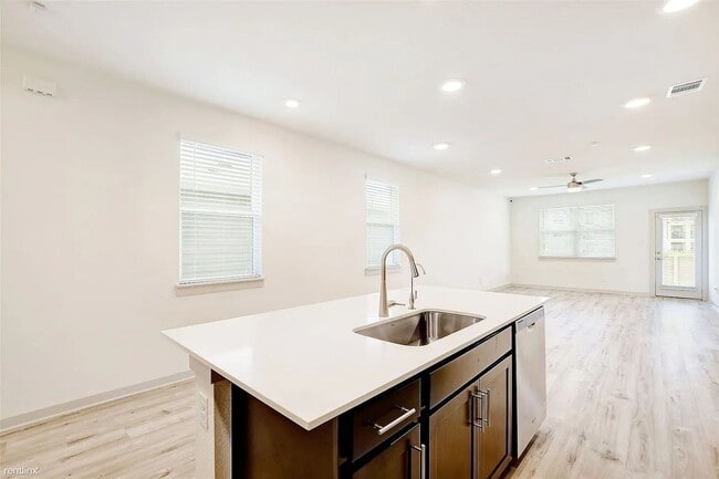 Building Photo - 121 Fairfax Ave