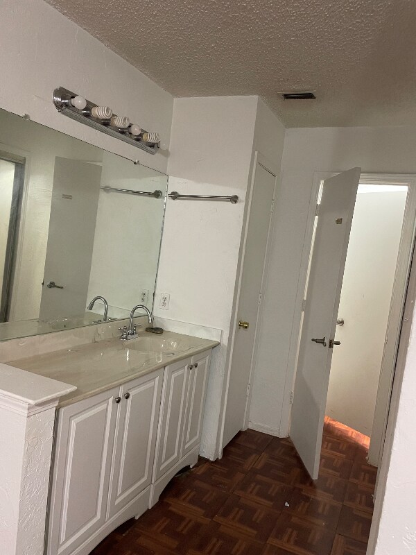 Building Photo - 10636 Wessex Dr