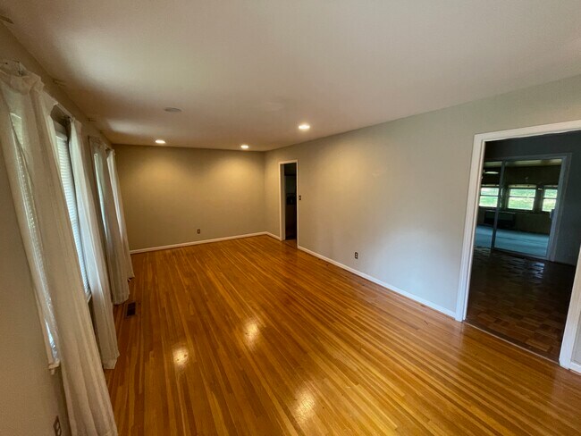 Building Photo - 536 Edgecrest Cir
