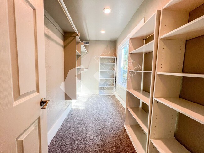 Building Photo - Must See 3 Bedroom/3 Bathroom Home near Edgemere Park