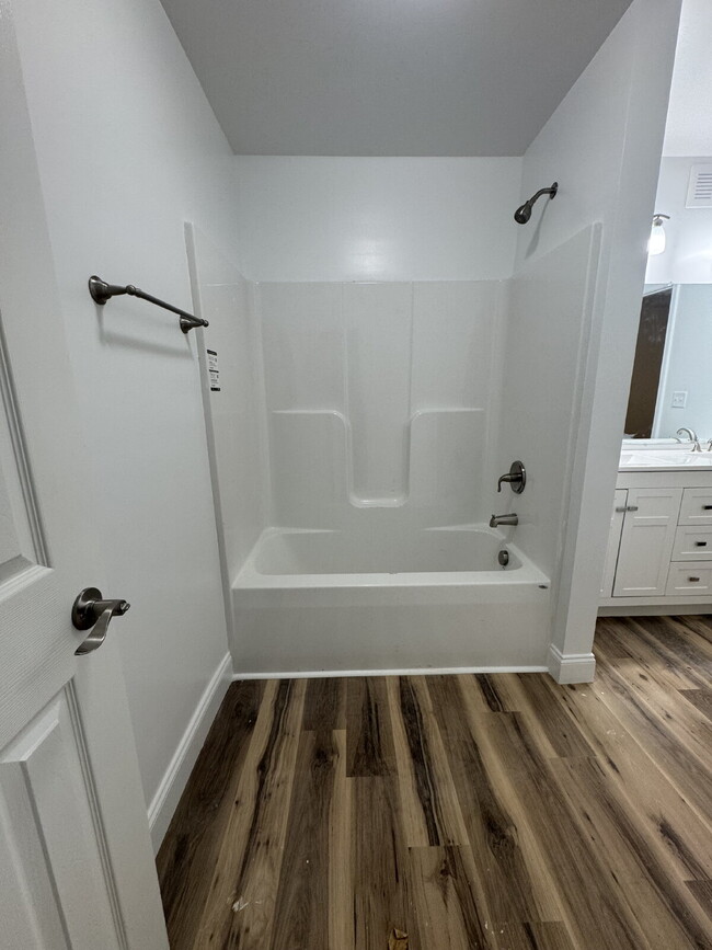 Building Photo - "Charming 3-Bedroom Retreat with 2 Full Ba...