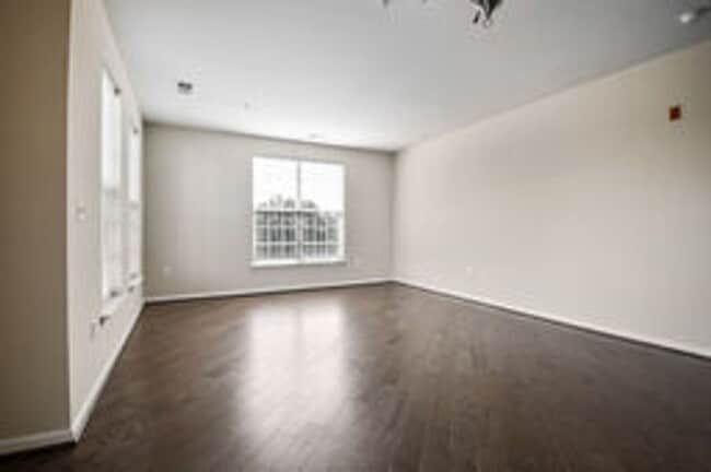 Building Photo - Spacious and Modern 2BR/2BA Condo in Norbe...