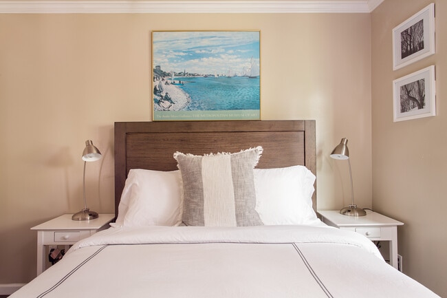 Queen size bed - 153 S La Peer Dr