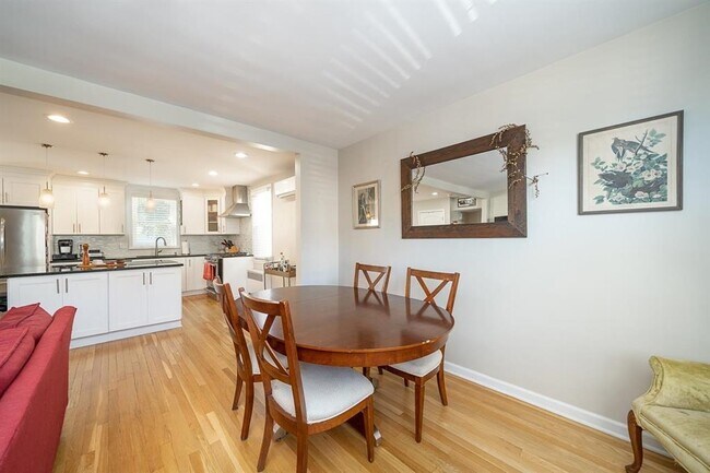 Building Photo - 118 W 46th St