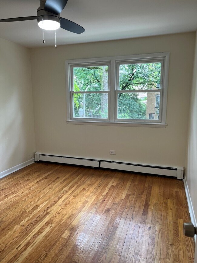 Building Photo - 7542 N Oakley Ave