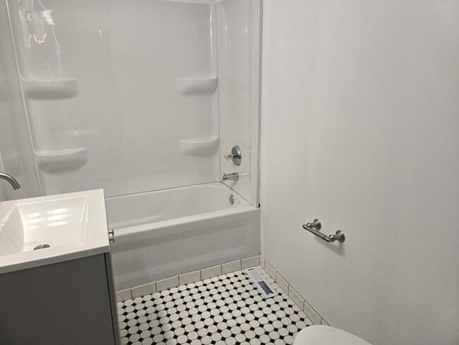 Building Photo - 226 N Maple St