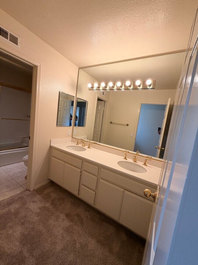 Building Photo - Beautiful 3 Bedroom, 2.5 Bathroom Newport ...