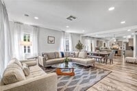 Building Photo - 422 W Bencamp St