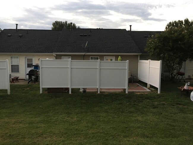 Building Photo - Super Cute 2 bedroom 2 bath townhome In Ro...
