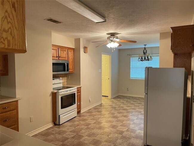 Building Photo - 203 Pine Valley