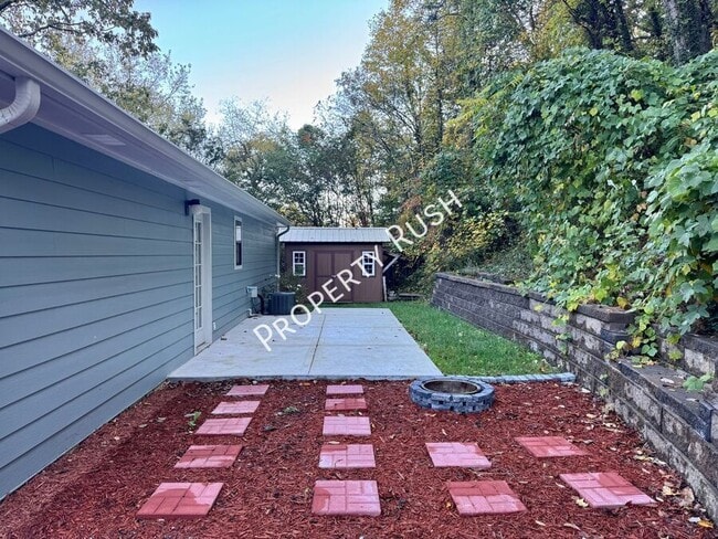 Building Photo - 1110 Fernway Cir