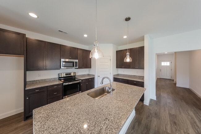 Building Photo - Modern 3-Bedroom Home in Crown Creek Village