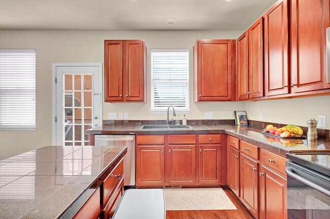 Building Photo - Immaculate 3 Bedroom Townhome Near Downtown COS