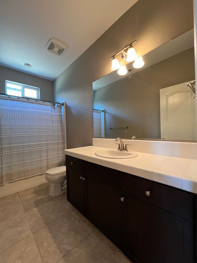 Building Photo - 3 bedroom, 2 1/2 bathroom home located in ...