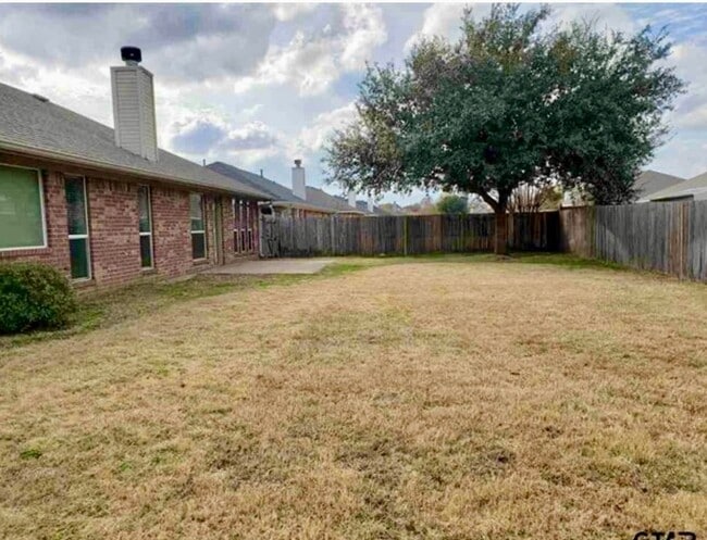 Building Photo - 3/2/2 on Corner Lot