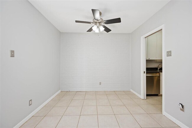 Building Photo - 2822 Briarhurst Dr
