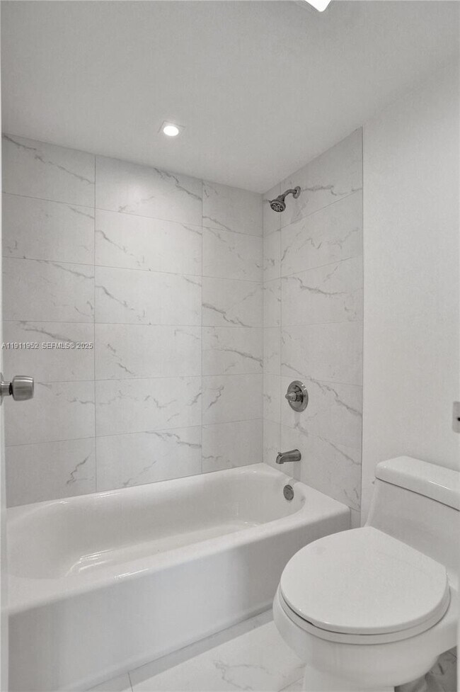 Building Photo - 100 Bayview Dr