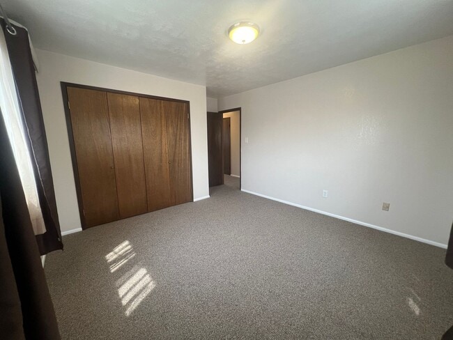 Building Photo - Extra Large 2 bedroom 1.5 Bath Centrally L...