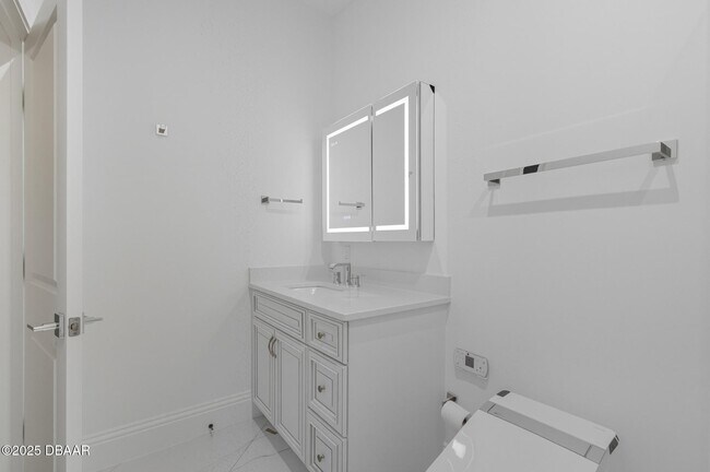 Building Photo - 200 Ocean Crest Dr