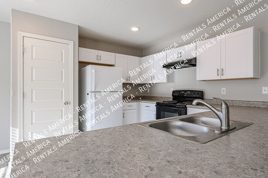 Building Photo - 932 Kachina Dr