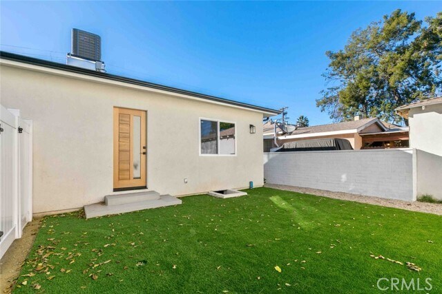 Building Photo - 6842 Cedros Ave