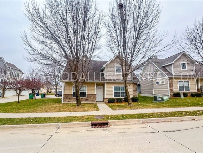 Building Photo - 3 Bedroom Townhome in Urbandale