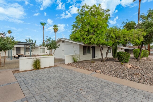 Building Photo - Renovated 2 bed | 1 bath - Central Tempe Location!