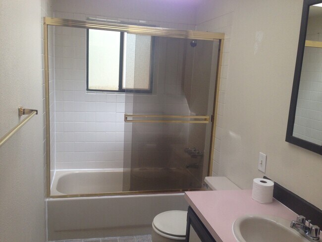 Building Photo - Charming 3 Bedroom/1 bath house in Wedgwoo...