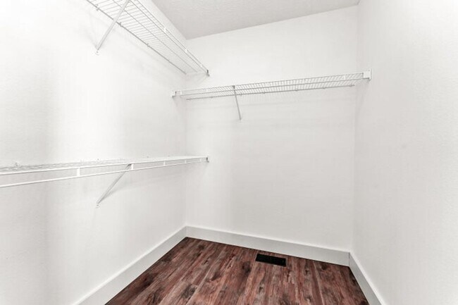 Building Photo - NIXA-5 Bed, 3 bath REMODELED Home | Walkou...