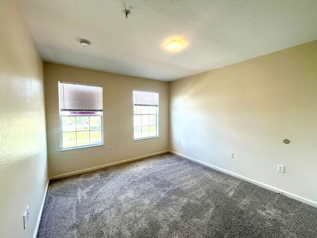 Building Photo - 3 Bedroom, 2.5 Bathroom 2-Story Townhouse in Gated Community - Kissimmee