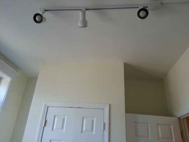 Building Photo - 2001 Commonwealth Ave