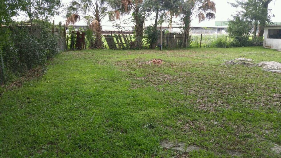 big back yard - 1935 W Walnut St