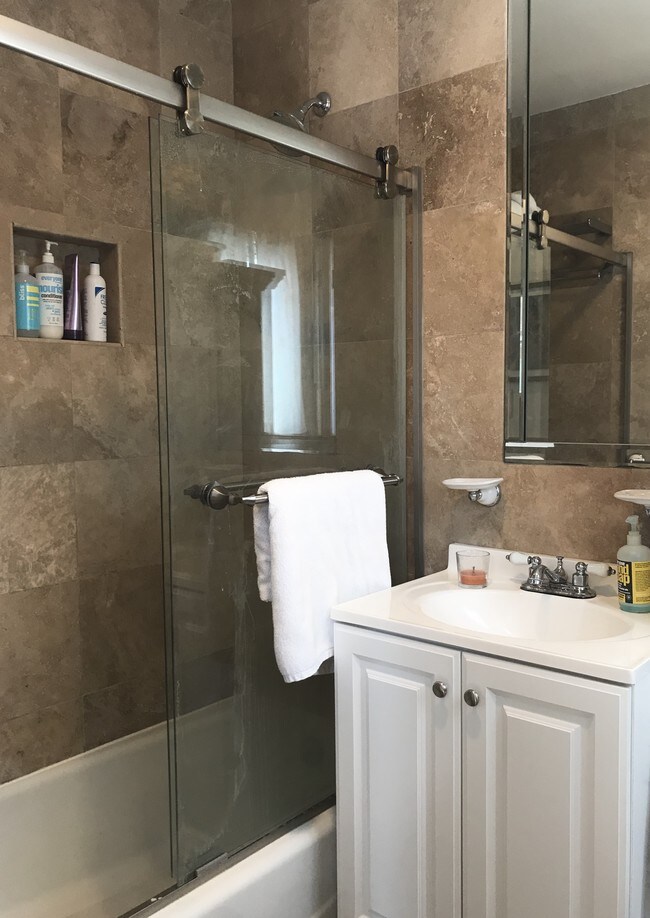 Full Bathroom - 3130 Broadway