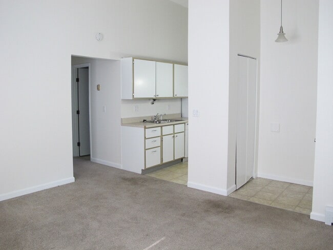 Building Photo - 2831 Somerville Dr