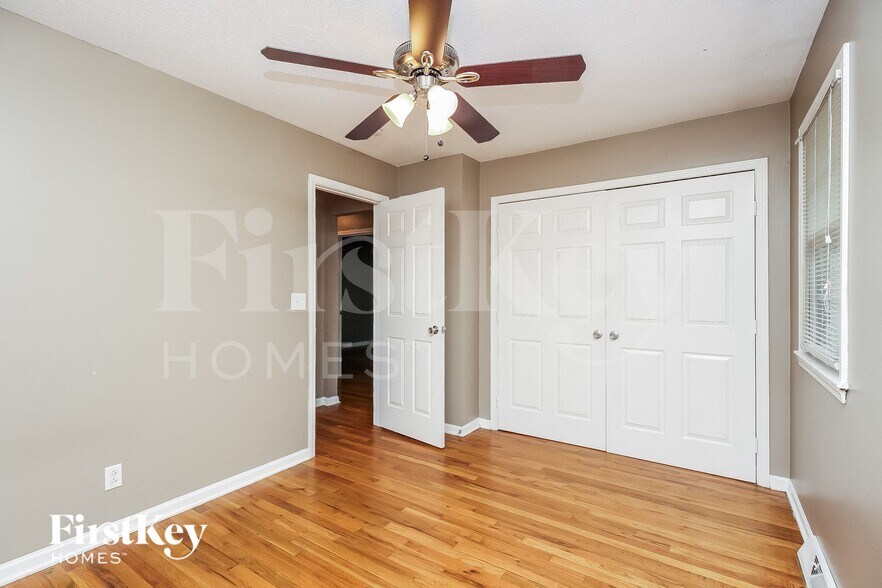 Building Photo - 704 Melrose St