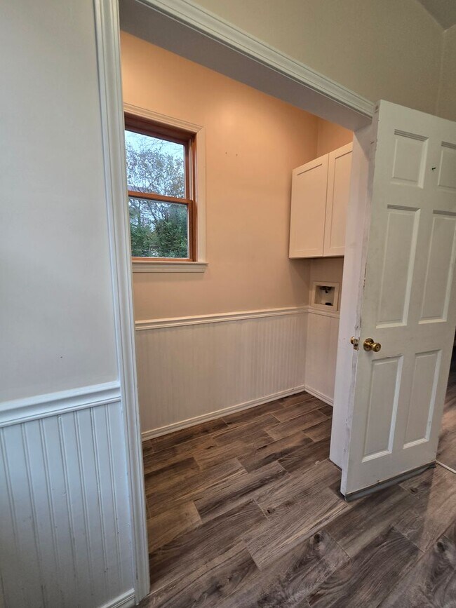 Building Photo - Updated 3br house!!