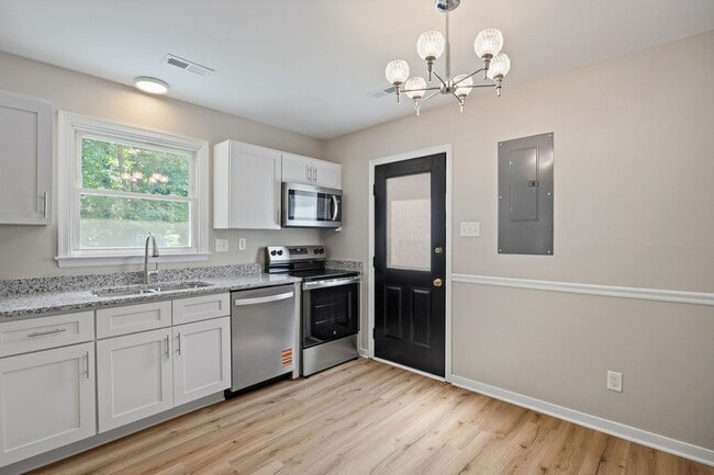 Building Photo - Completely Renovated 4 Bedroom/2 Bath Property off of Staples Mill Rd.! ****Available Beginning o...