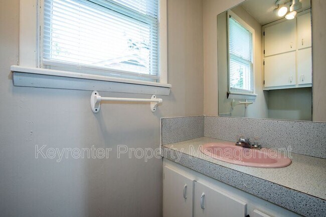 Building Photo - 526 S 39th W Ave