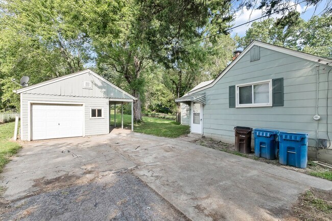 Building Photo - Spacious 3 Bedroom Ready to be rented. Section 8 Welcome