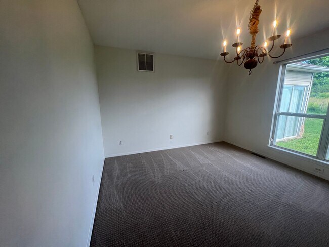 Building Photo - Adorable 3 Bedroom property with a sunroom...