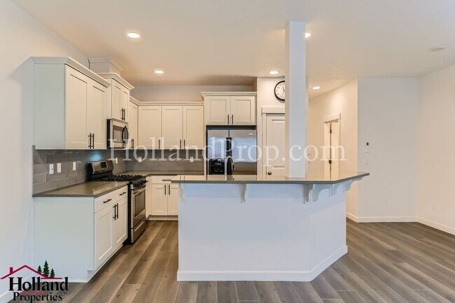 Building Photo - Gorgeous & Spacious Single-Home 3 beds 2.5 bath Available for you!