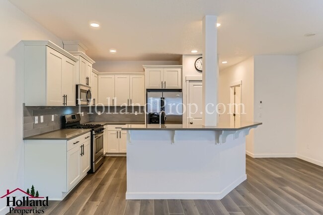 Building Photo - Gorgeous & Spacious Single-Home 3 beds 2.5 bath Available for you! NEW PRICE!