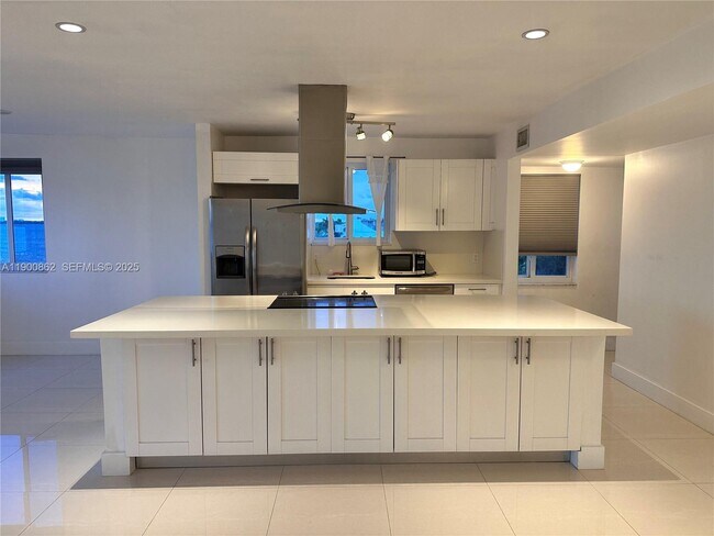 Building Photo - 1790 S Treasure Dr