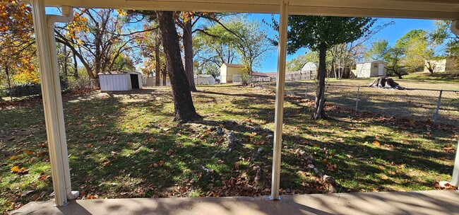 Building Photo - Adorable 3 bedroom, 1 & 1/2 bath home loca...