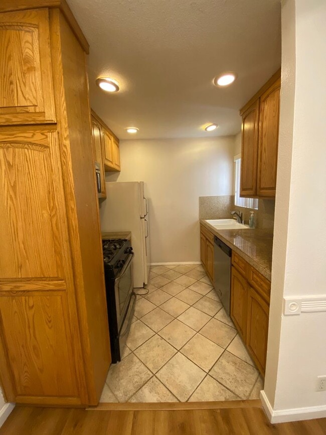 Building Photo - 2 BEDROOM DOWNSTAIRS END UNIT WITH PATIO