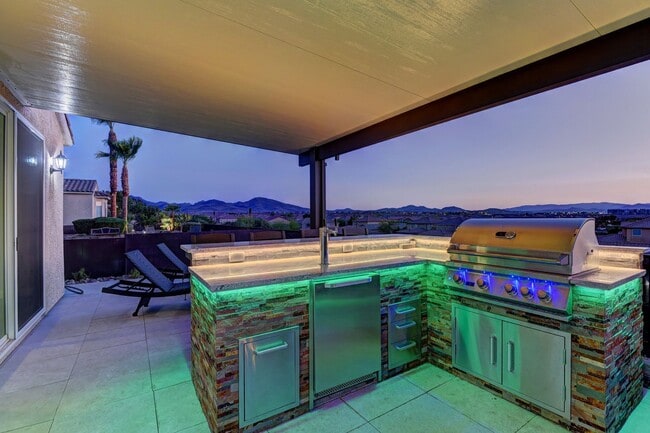 Building Photo - 180 Degree elevated views from a quiet str...