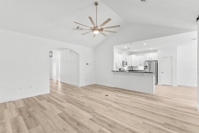 Building Photo - 120 Kinley Ave