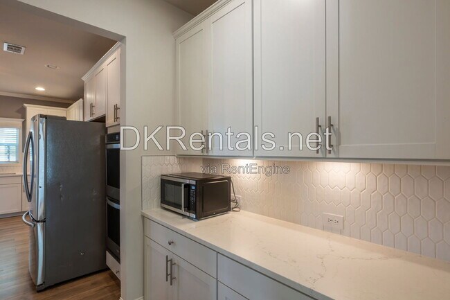 Building Photo - 7095 Evening Dew Dr