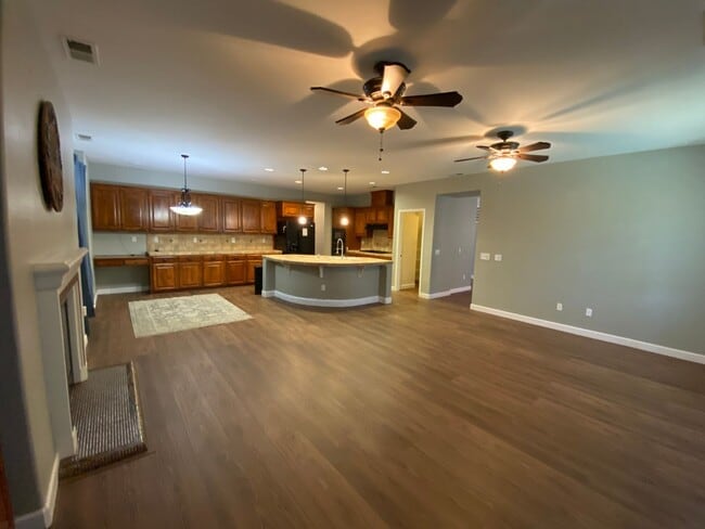 Building Photo - Big beautiful Home for rent in Visalia, Ca