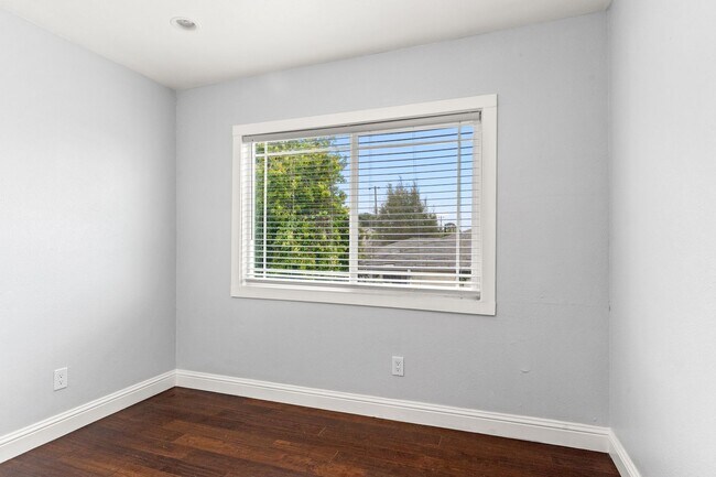 Building Photo - Spacious 4-Bed Oakland Apartment: Modern U...